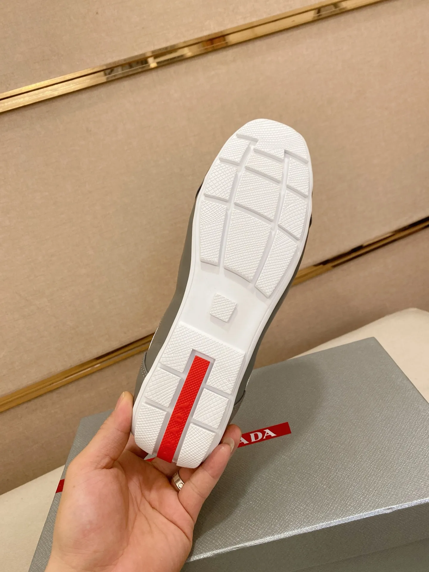 Men's shoes 💰 480💰 ✔️✔️✔️Top high version High-quality new PRADA (Prada) counters are launched at the same time. The new men's shoes and 😘fabrics are purely handmade in Niujing. Lining: Full cowhide lining. 👍🏿High-end☄️Open-molded non-slip rubber outsole, exquisite lines, simple and elegant, comfortable and high-end for leisure travel. Code number: 38-44. Can be customized45